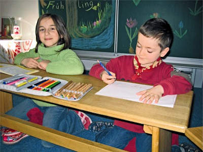 Unserem Unterrichtsprinzip "Lernen mit allen Sinnen" kommen unsere besonderen Schulbänke entgegen.